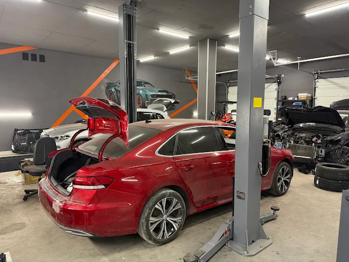 Команда та обладнання автосервісу AUTODVIZH